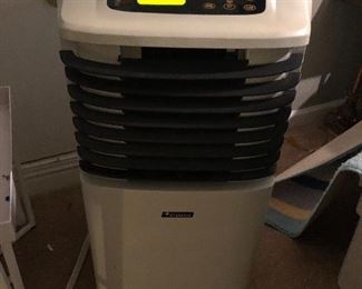 PORTABLE AIR CONDITIONER