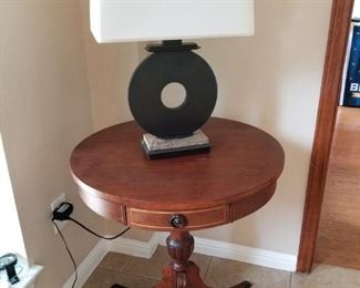 round table, table lamp