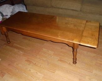 Early american  coffee table w/drop leafs