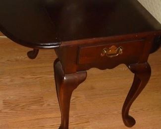 1 of 2 matching end tables w/drop leafs mahogany