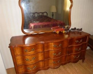 Matching dresser w/mirror & 9 drawers