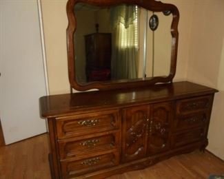 Matching dresser w/mirror & 9 drawers