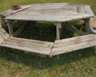 Oval picnic table
