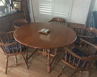 Maple Dining Table w/6 Chairs & 2 Leaves