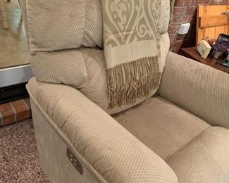 Lift chair in excellent condition