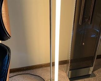 Fantastic Eileen Gray 1927 chrome tubular floor lamp