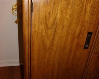 Beautiful Drexel Dining room set with dining table/2 leaves/protectors and chairs, buffet and server