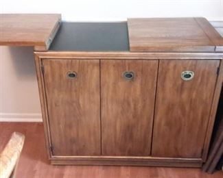 Beautiful Drexel Dining room set with dining table/2 leaves/protectors and chairs, buffet and server