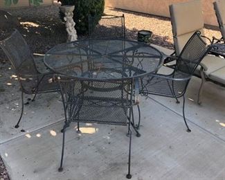 Round Metal Patio Table w 4 Chairs