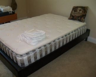 Full size platform bed