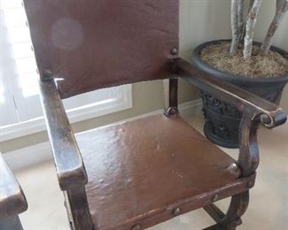 SPANISH COLONIAL LEATHER OAK SIDE CHAIR
BROWN LEATHER LINED WITH LARGE BRASS TACKS EMBELLISHED WITH CARVED FINIALS