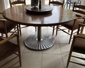 ROUND DINING TABLE ON METAL BASE (detail)

