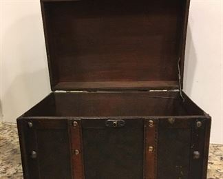 Alternate view of decorative box