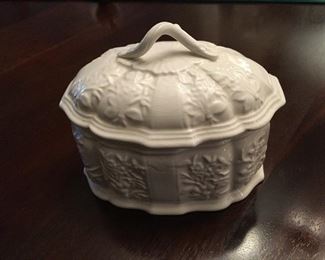 Mottahedeh porcelain covered dish