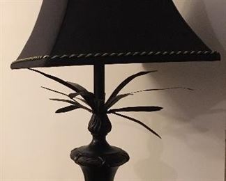 Table lamp with ceramic bird finial