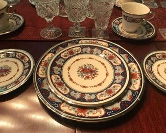 Lenox China. Pattern-Interlude
8 piece place setting of dinner plate, salad plate, bread plate, teacup and saucer.