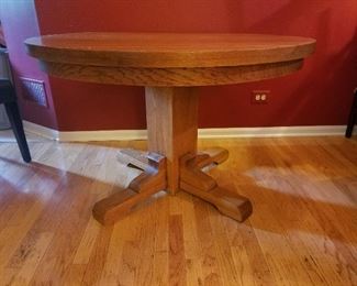 oak pedestal table with 2 leaves