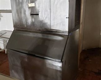 Manitowoc ice machine and bin