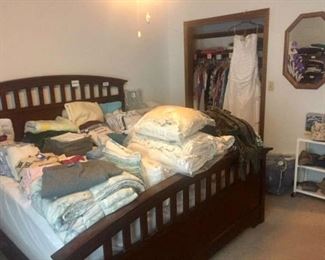 Bedding, all sizes, King size bedroom set with 2 night stands and 6 drawer dresser