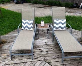 Lounge chairs & table