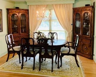 Henkel Harris Dining Room Table & Chairs 