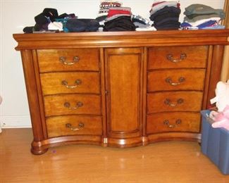 fodiman dresser with clothes