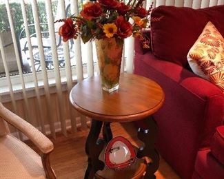 Side table Burled wood with vase
