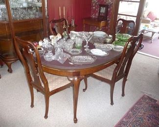 Dining Room Table & Chairs