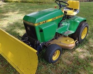 John Deere 317 Lawn Tractor with Scrape Blade(Runs Well)