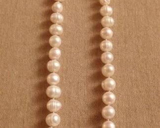 Large freshwater pearl strand