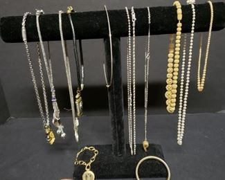 Assorted costume jewelry https://ctbids.com/#!/description/share/171871