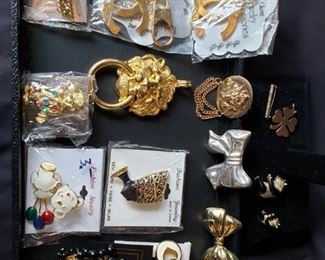 Fashionable keychains brooches and earrings https://ctbids.com/#!/description/share/171900