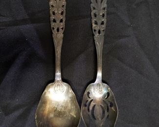 Set of two Italian serving pieces https://ctbids.com/#!/description/share/171953