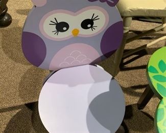 #17		Kids Table w/ 2 chairs  (owl on chair back)  23.5 Round x 18.5	 $30.00 
