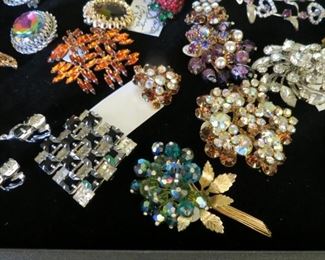 Large selection of vintage brooches.