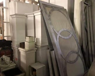 Pedestals, stage scenery, columns and plinths.