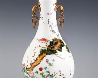 LOT569 Fine Porcelain Vase