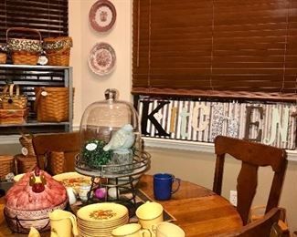Gorgeous Tiger Oak
Farm House round dining table/ 4chairs