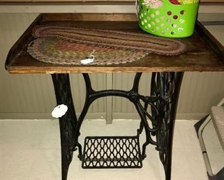 Single sewing table