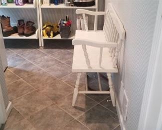 wooden sitting bench