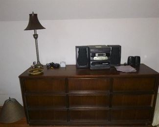 vintage dresser & small stereo w/speakers