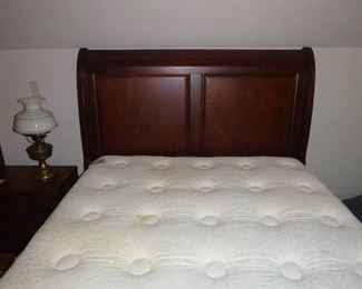 Queen size Simmons Beauty Rest pillow top mattress & box springs & Sleigh bed
