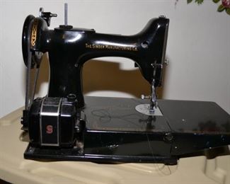 Singer Featherweight sewing machine with attachments and case.. RUNS !