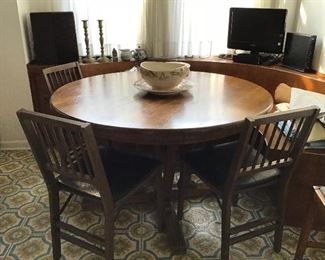 Round Oak Dining Table with two leaves