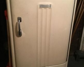 Working vintage General Electric Super Freezer $375