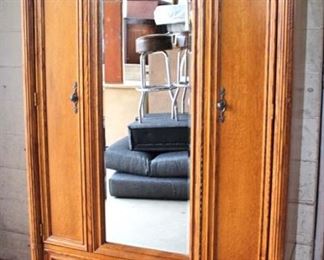 Contemporary Oak “Stanley Furniture” 3 Door 1 Drawer Wardrobe with Fitted Interior

Auction Estimate $100-$200 – Located Dock