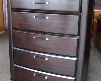  Contemporary 5 Piece King Bedroom Set in the Modern Mahogany Finish with Footboard Storage

Auction Estimate $300-$600 – Located Dock 