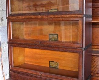  ANTIQUE “Globe Wernicke” Oak 3 Stack Barrister Bookcase

Auction Estimate $100-$300 – Located Dock 