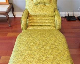 VINTAGE VINYL CONTOUR CHAIR