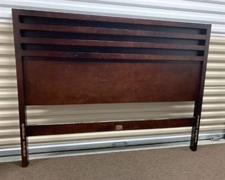 Bedframe, queen